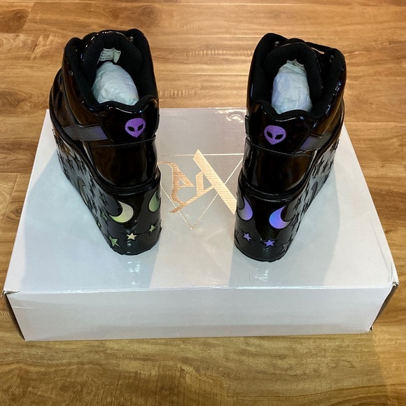 Qozmo Moon & Star Platform in Black Reflective - Picture 7 of 7